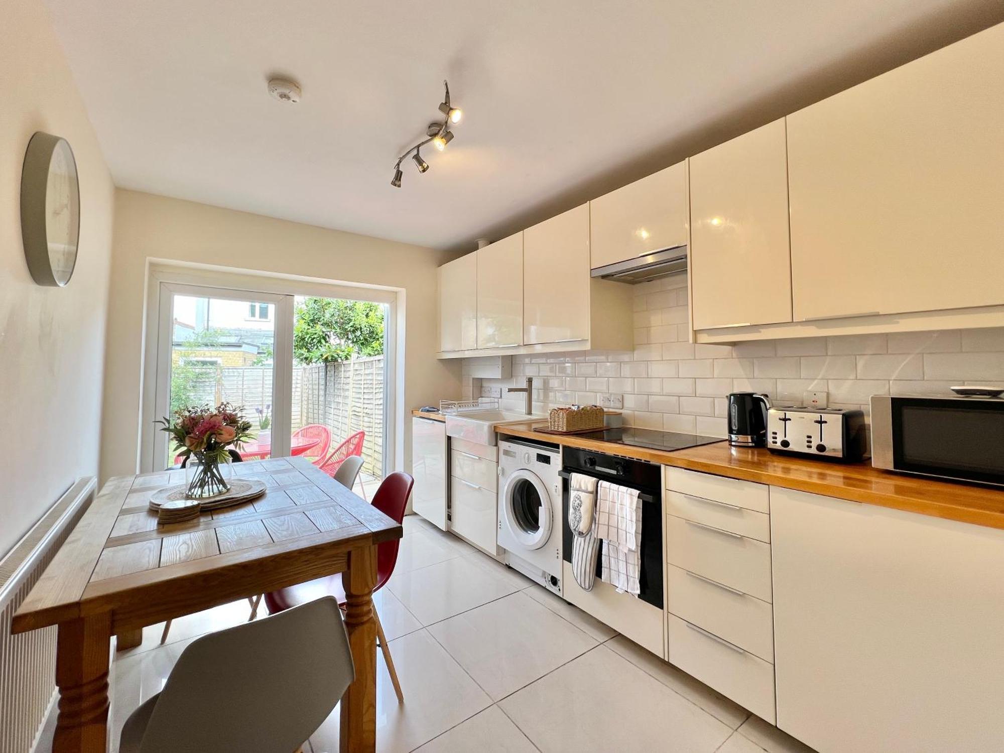 Charming Central Windsor 2 Bed Cottage Free Residents Parking And Private Garden Legoland Ascot Windsor Castle Thorpe Park Heathrow Airport 外观 照片
