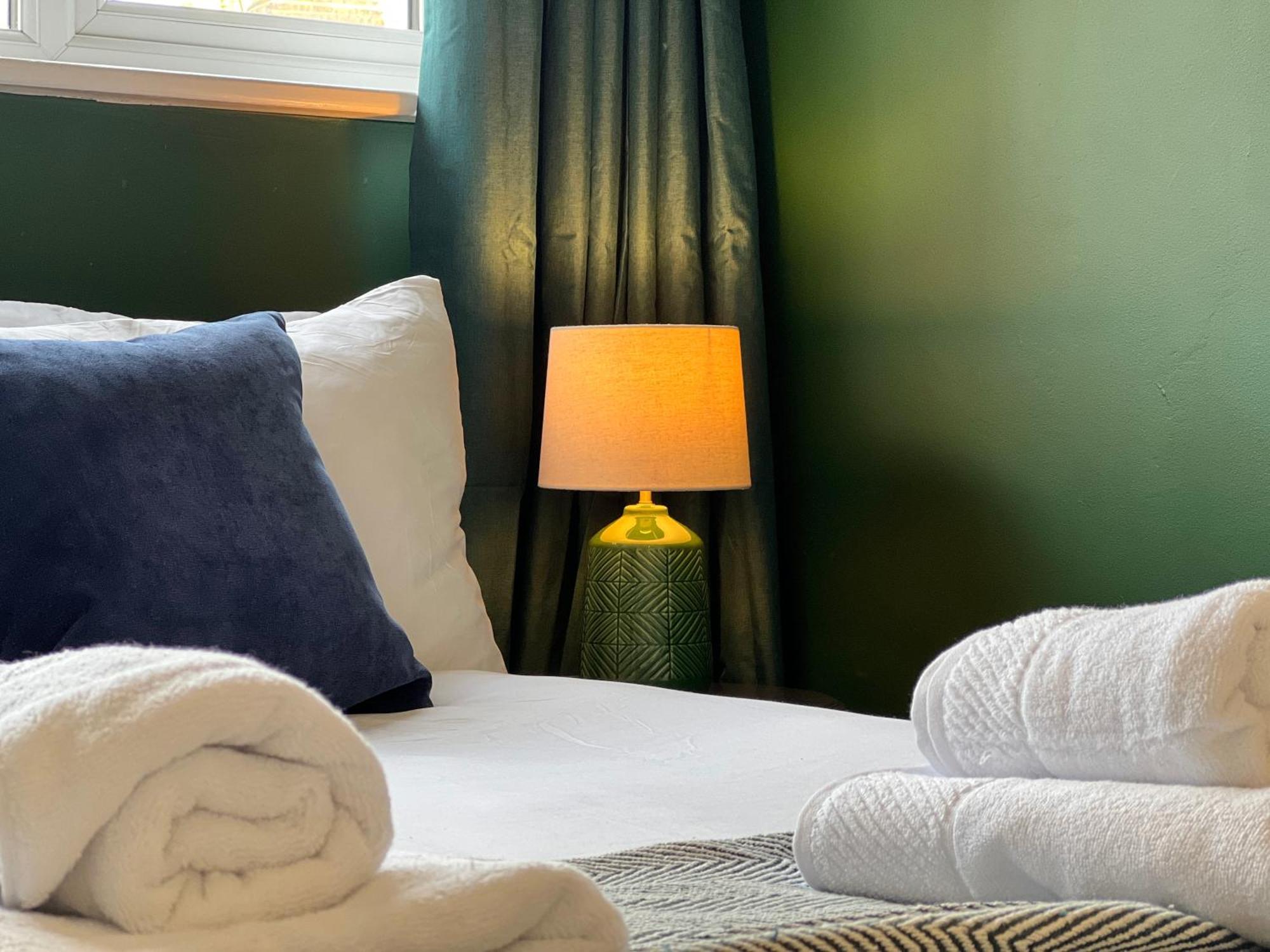 Charming Central Windsor 2 Bed Cottage Free Residents Parking And Private Garden Legoland Ascot Windsor Castle Thorpe Park Heathrow Airport 外观 照片
